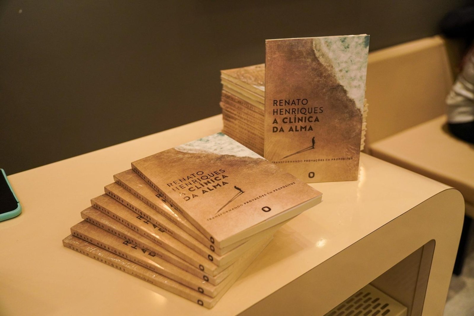 Exemplares do livro empilhados