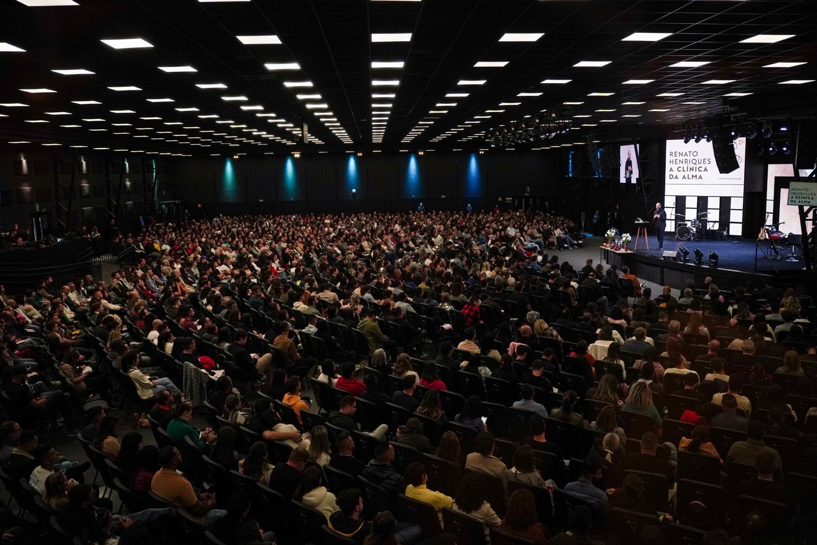 Auditório lotado durante A Clínica da Alma