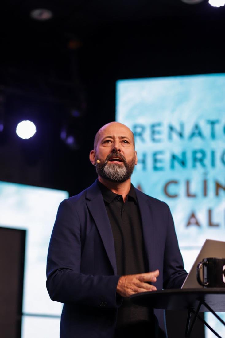Renato Henriques ministrando a palestra A Clínica da Alma